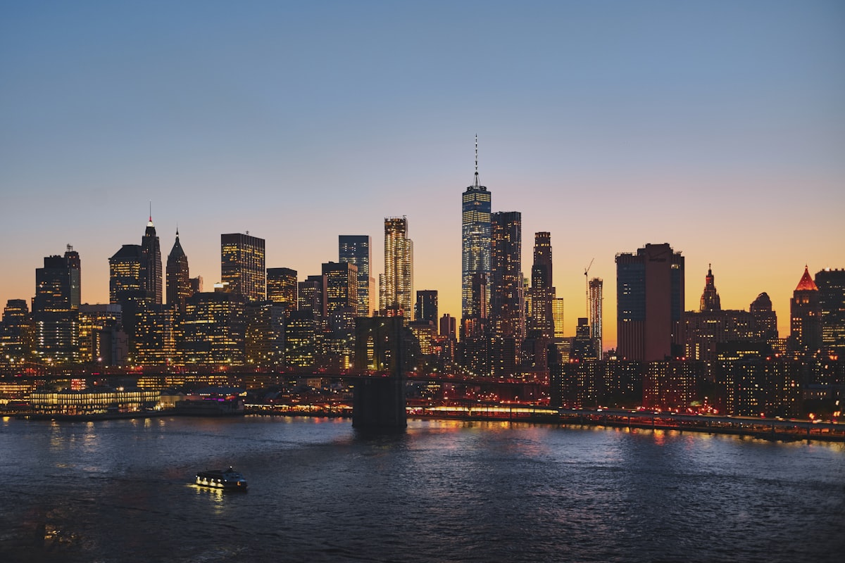 Vista do skyline de Manhattan a partir de um barco no rio Hudson