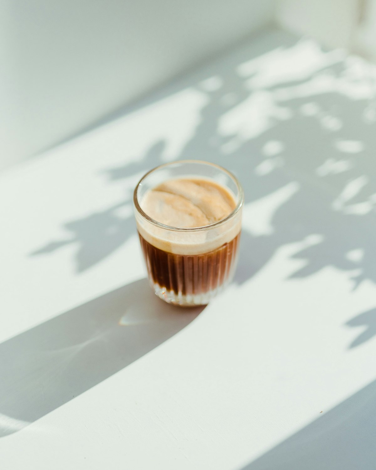 Café latte art servido em cafeteria de Nova York