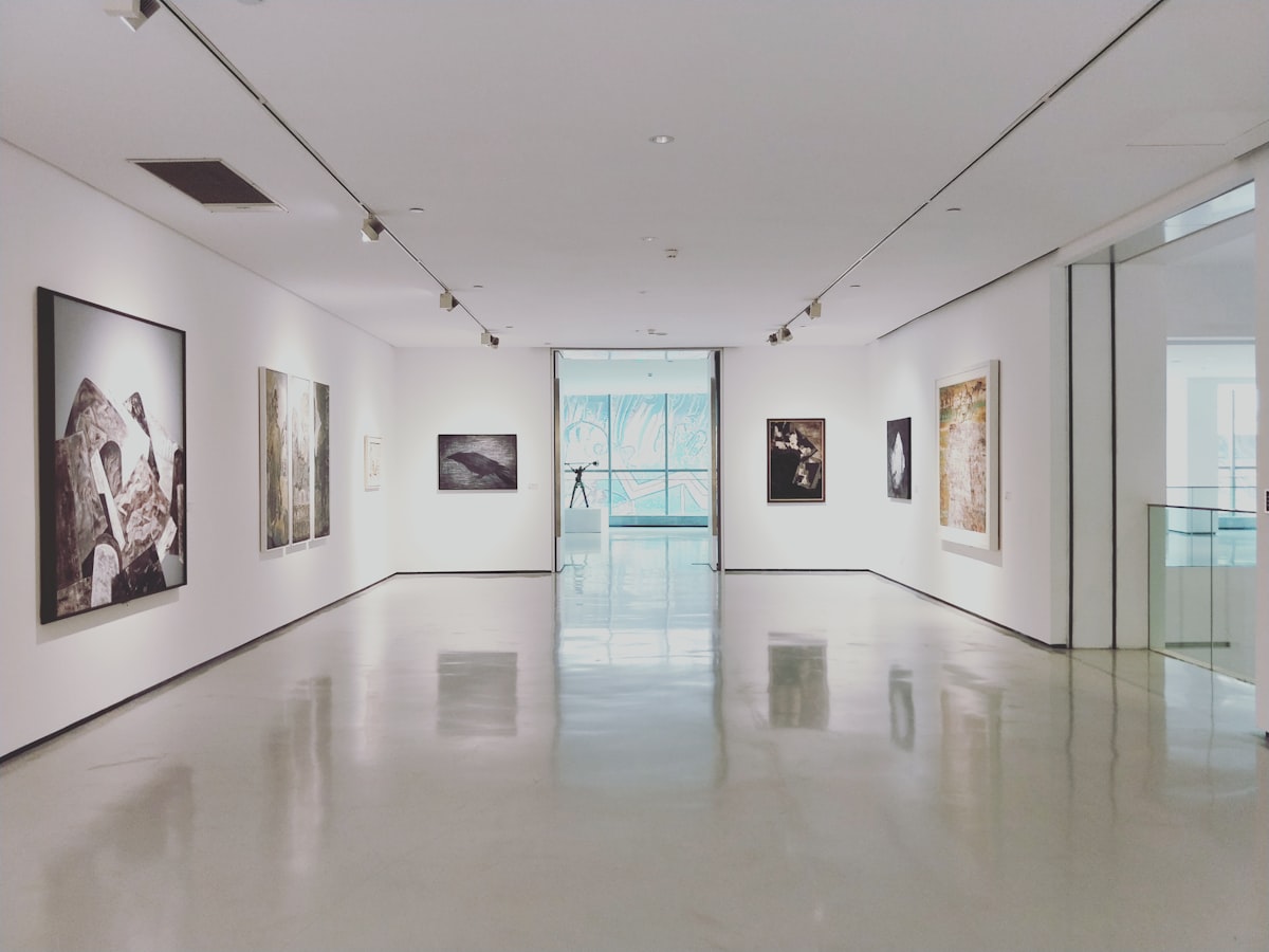 Interior de galeria de arte moderna com obras expostas