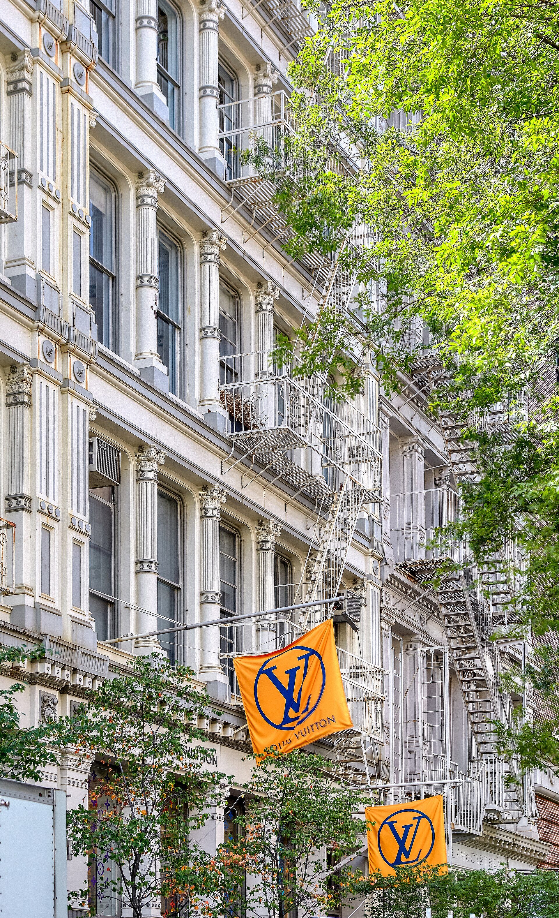 Loja da Louis Vuitton na 116 Greene Street, coração do Soho em Nova York, com bandeiras laranjas do Monogram LV penduradas sobre a fachada art nouveau