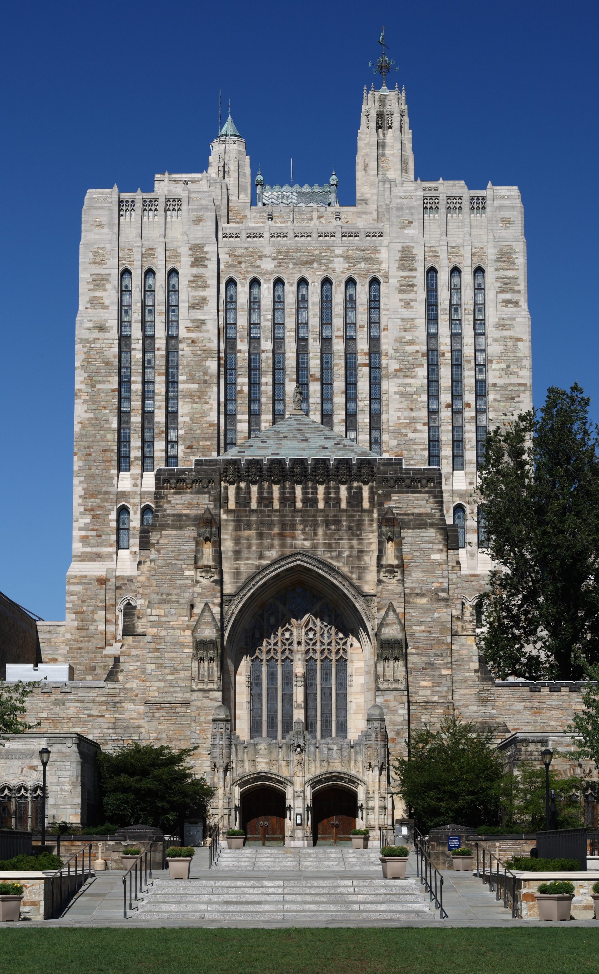 Campus da Yale University com a Harkness Tower em New Haven Connecticut