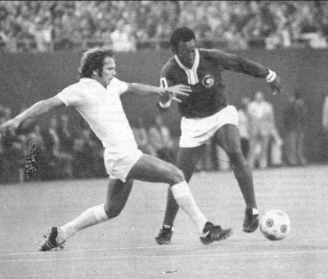 Pelé jogando pelo New York Cosmos contra o Santos