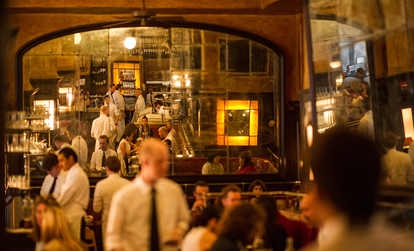 Restaurante em Nova York com mesas cheias — como reservar antes da viagem